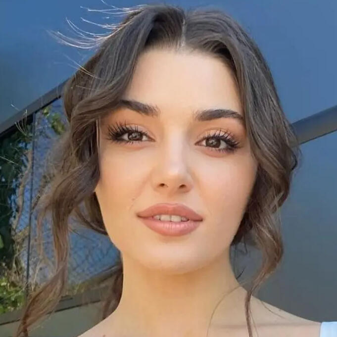 Hande Erçel profile photo